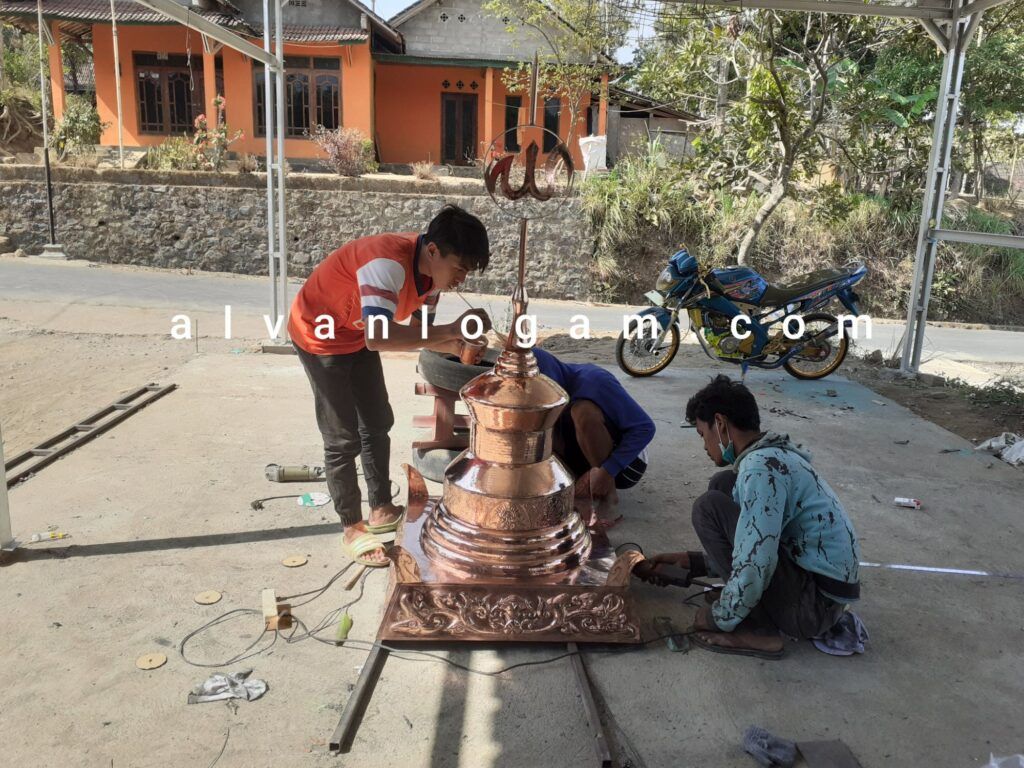 Mustaka kubah tembaga 