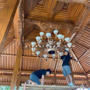Pemasangan lampu joglo